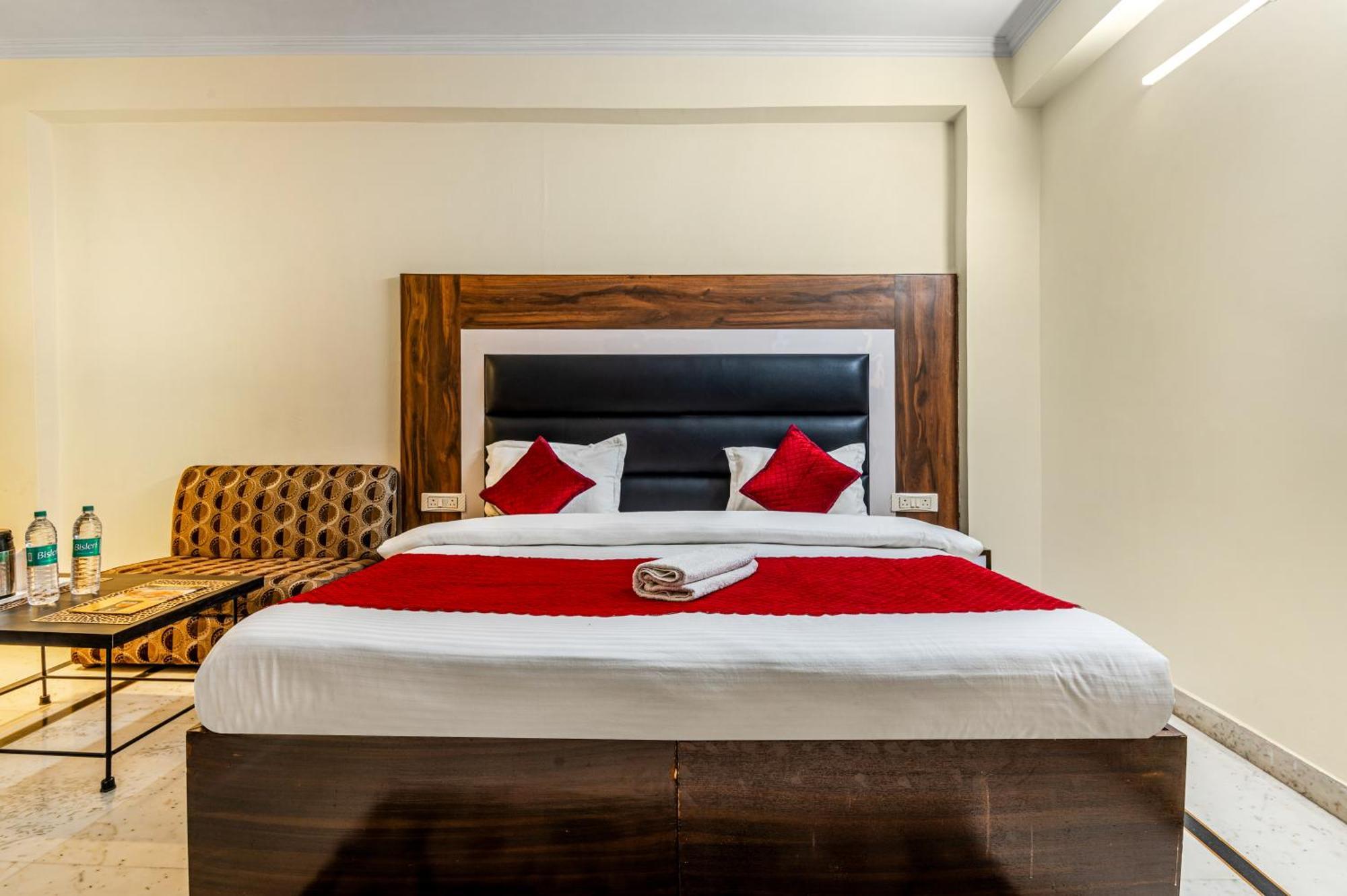 Hotel Nice Palace Делхи Екстериор снимка