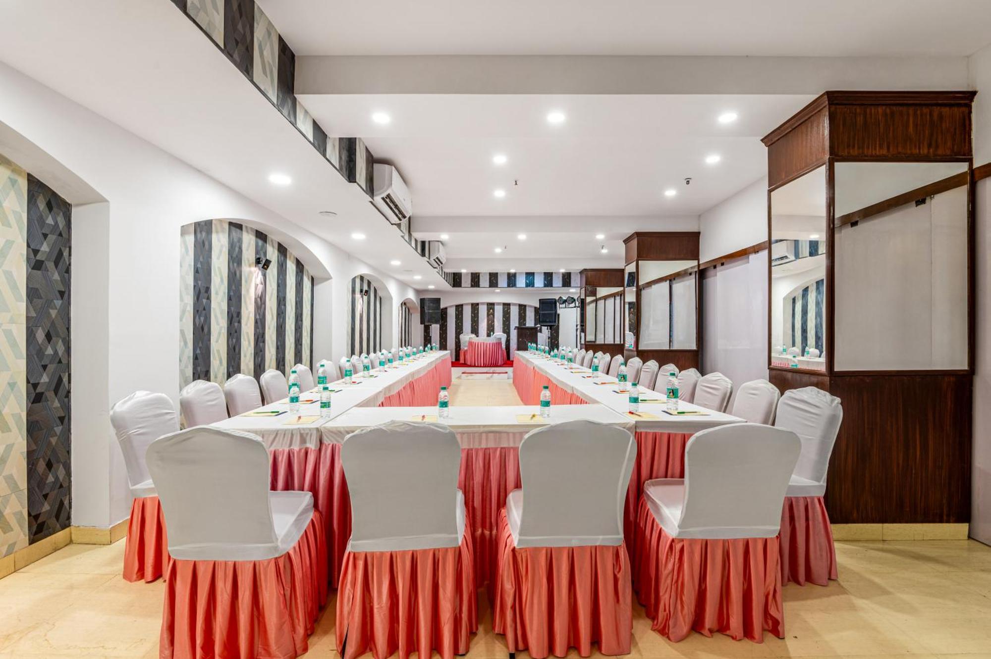 Hotel Nice Palace Делхи Екстериор снимка