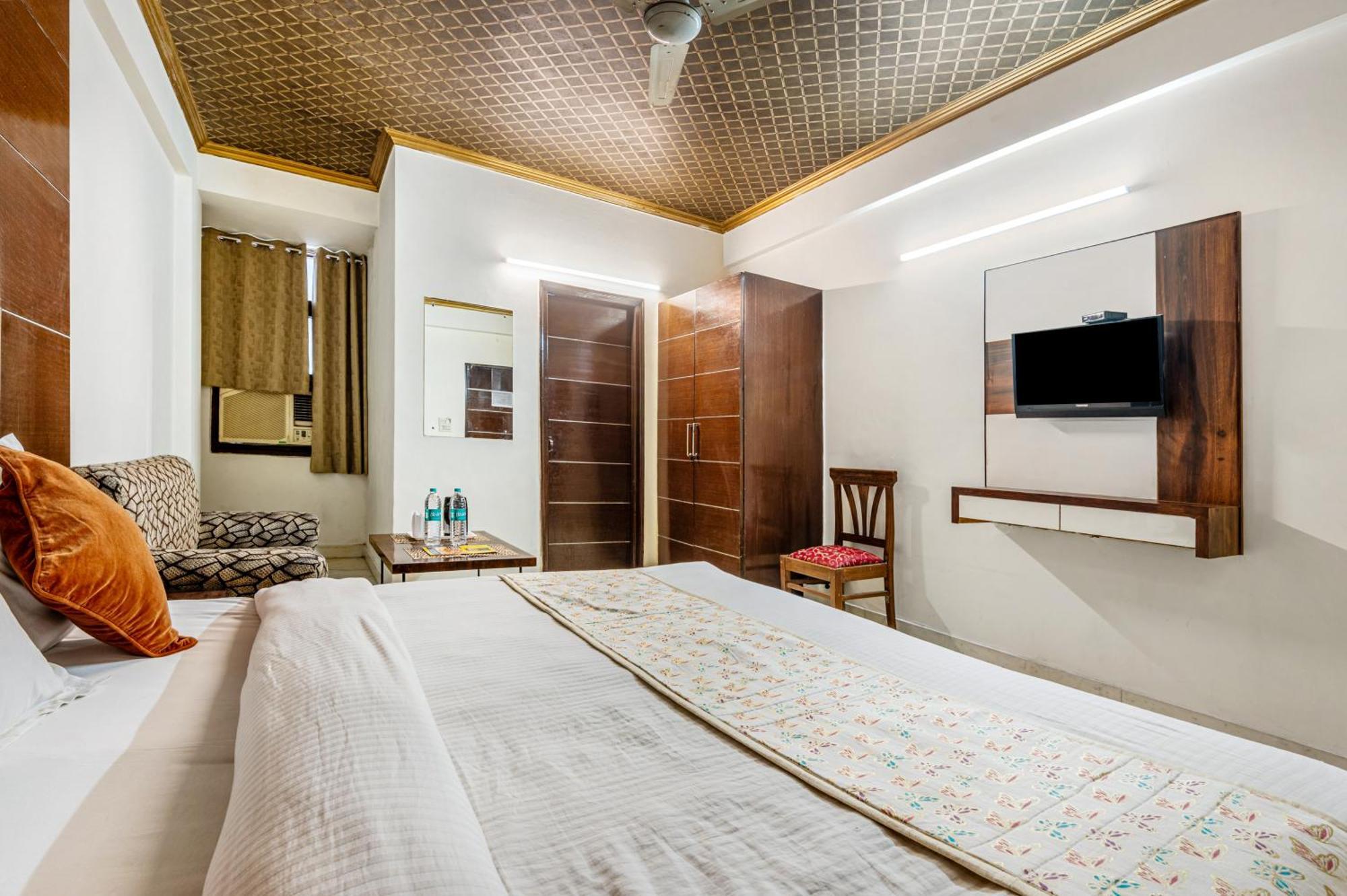 Hotel Nice Palace Делхи Екстериор снимка