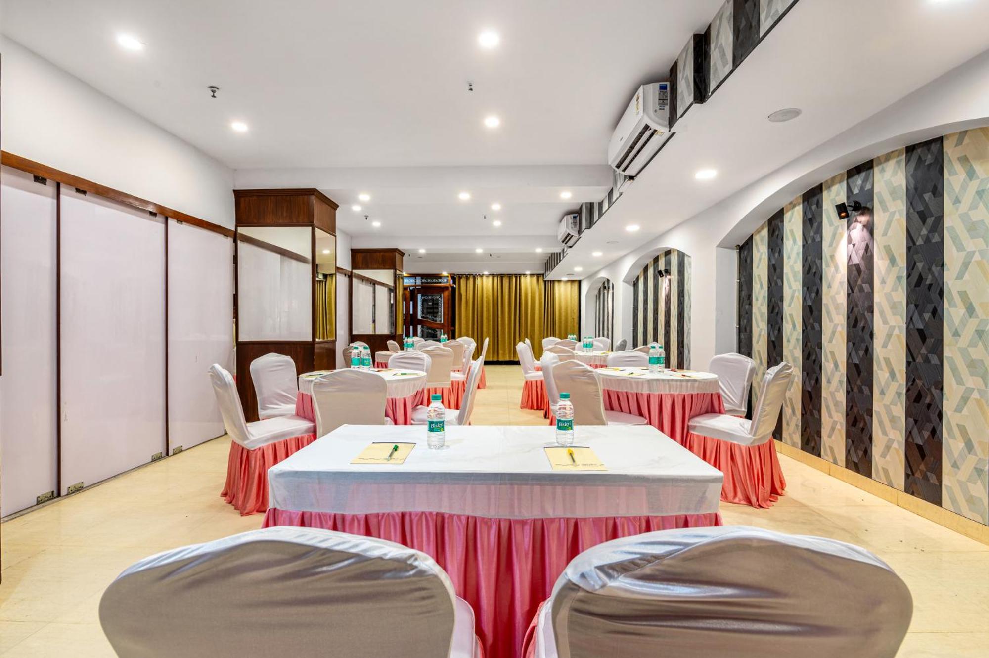 Hotel Nice Palace Делхи Екстериор снимка