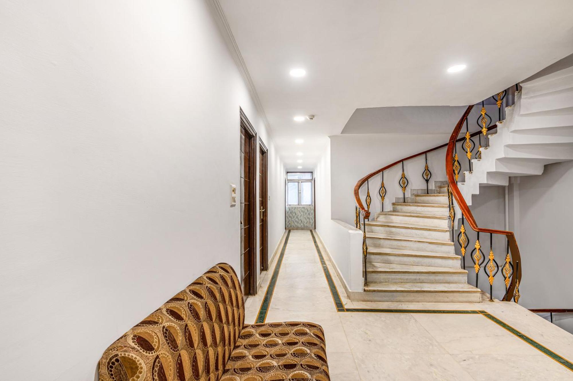 Hotel Nice Palace Делхи Екстериор снимка