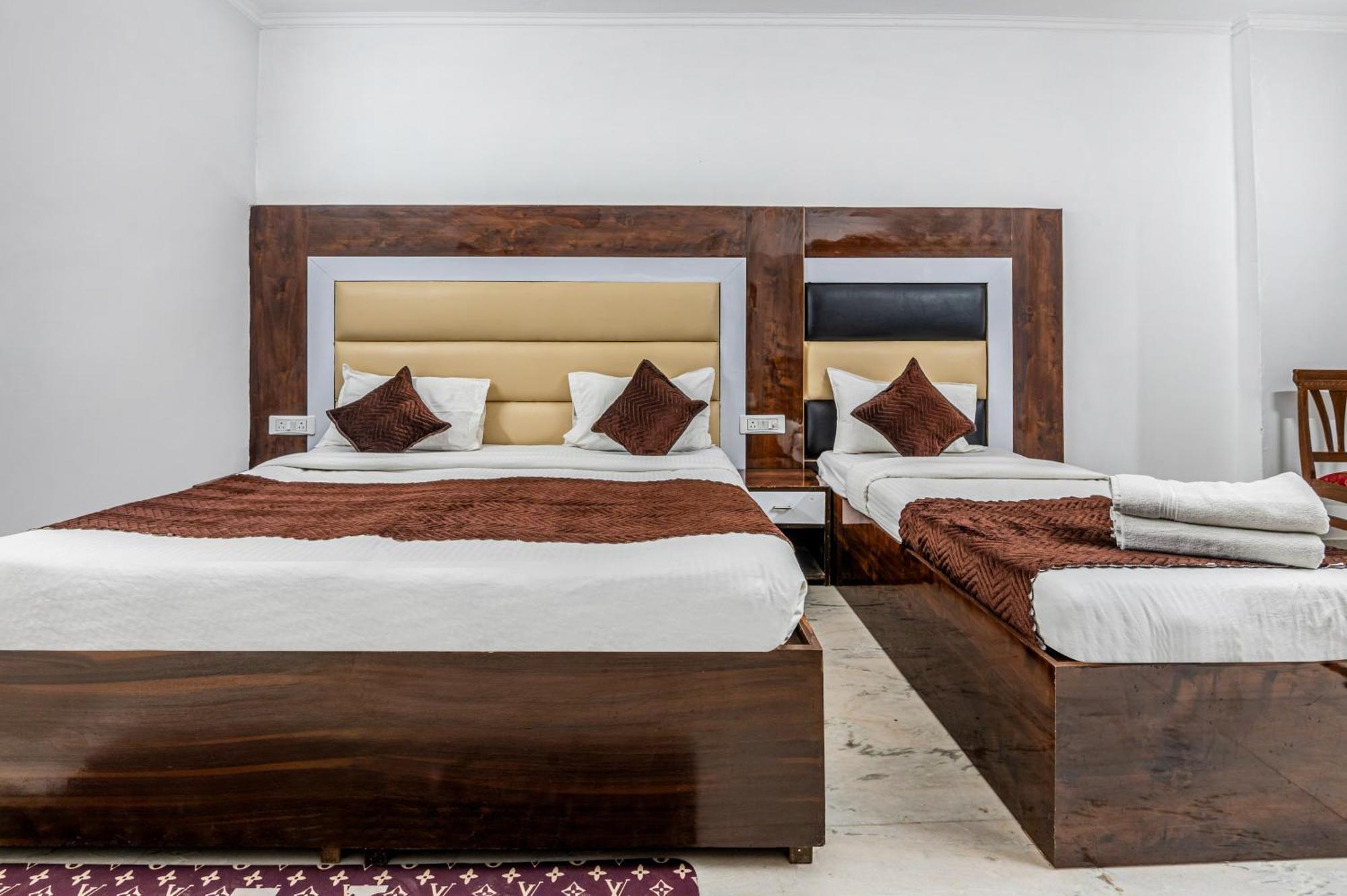 Hotel Nice Palace Делхи Екстериор снимка