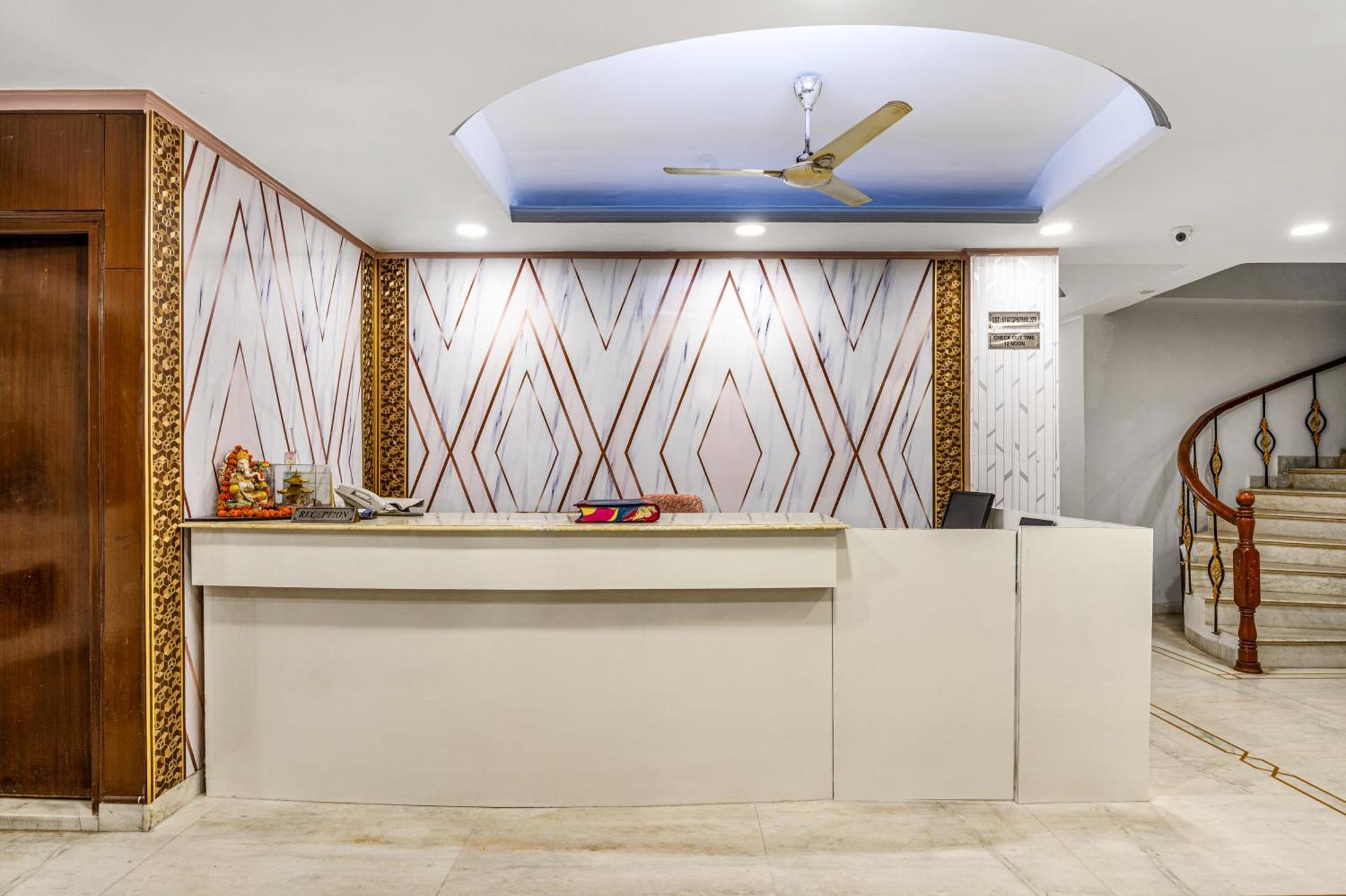 Hotel Nice Palace Делхи Екстериор снимка