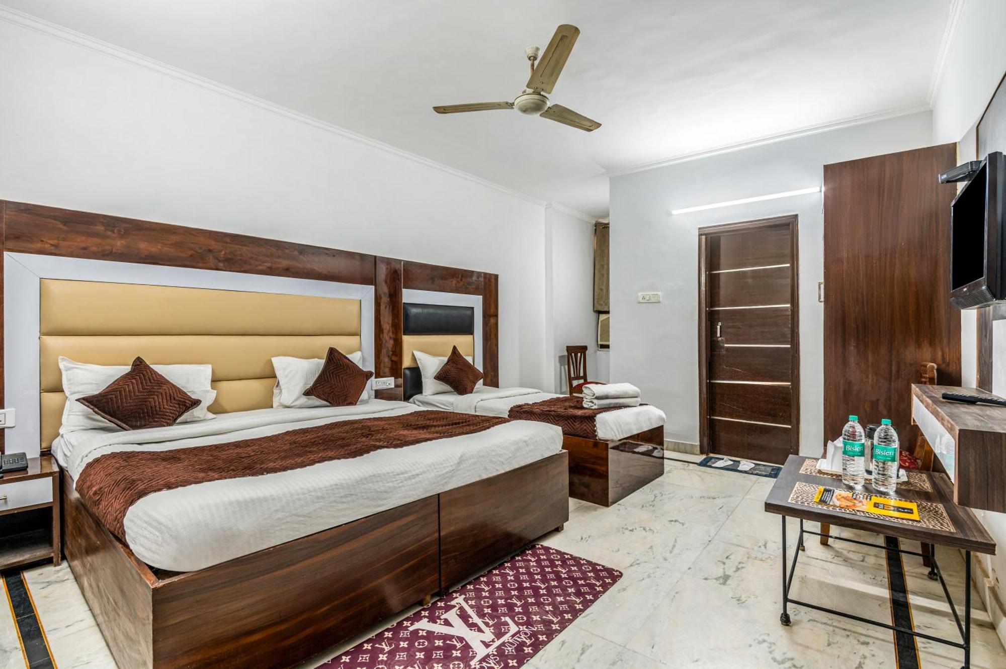 Hotel Nice Palace Делхи Екстериор снимка