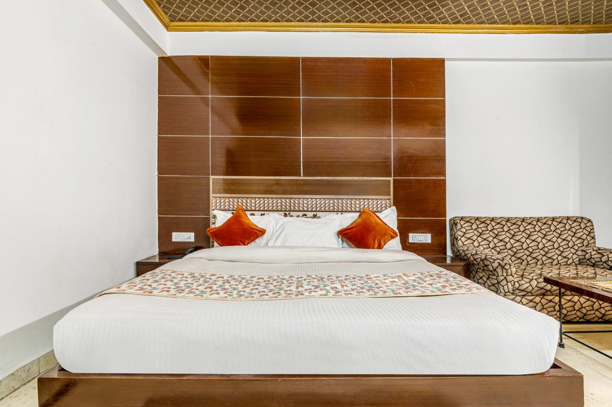 Hotel Nice Palace Делхи Екстериор снимка