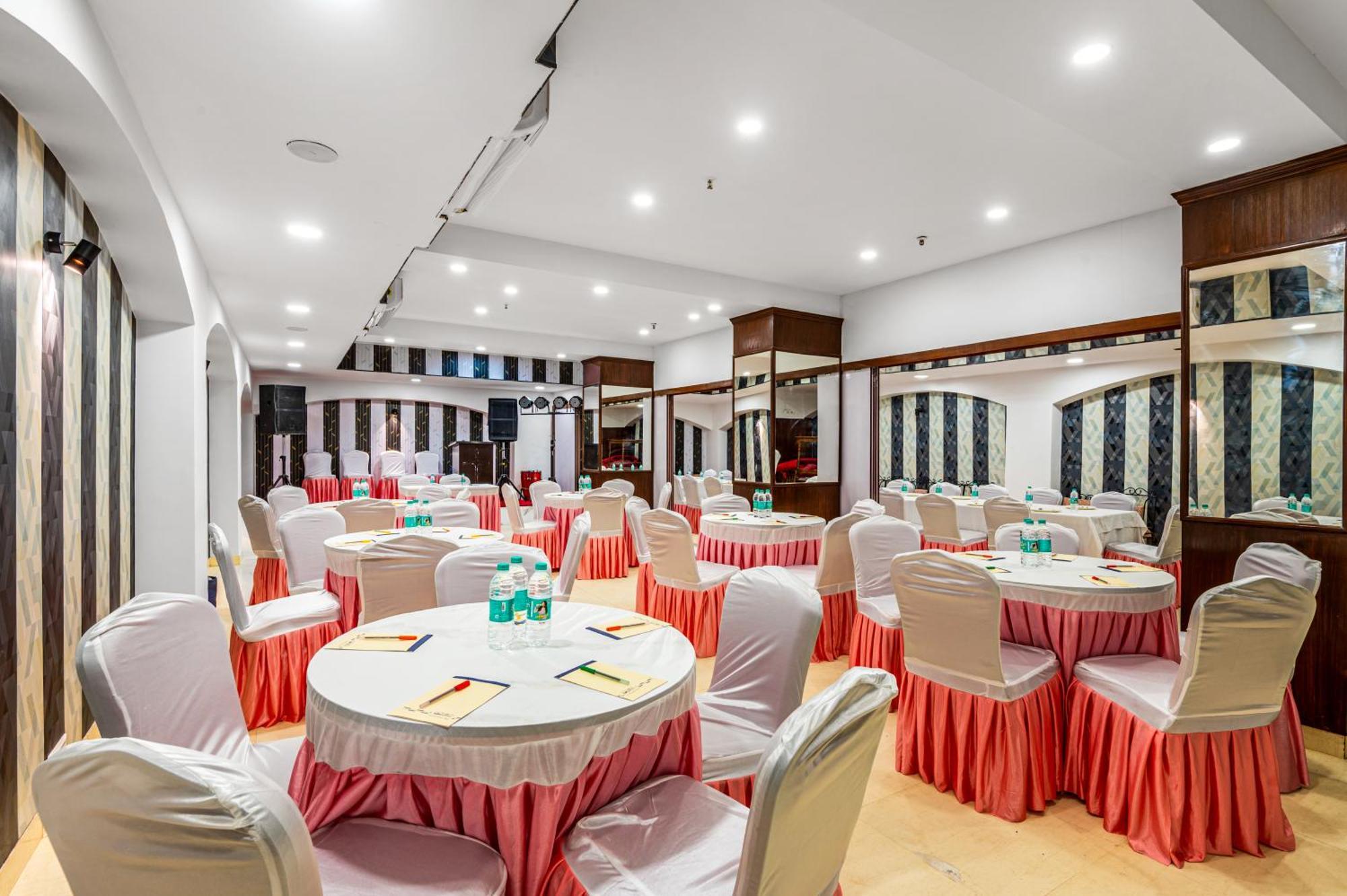 Hotel Nice Palace Делхи Екстериор снимка