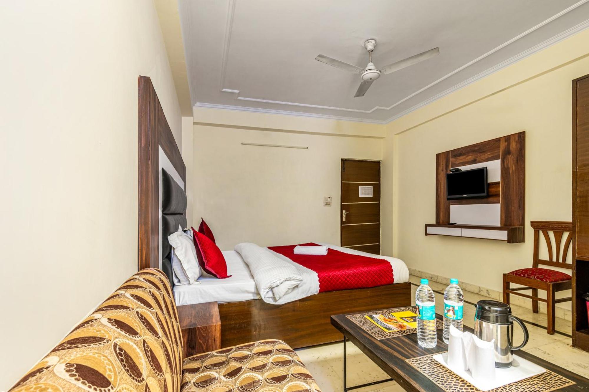 Hotel Nice Palace Делхи Екстериор снимка