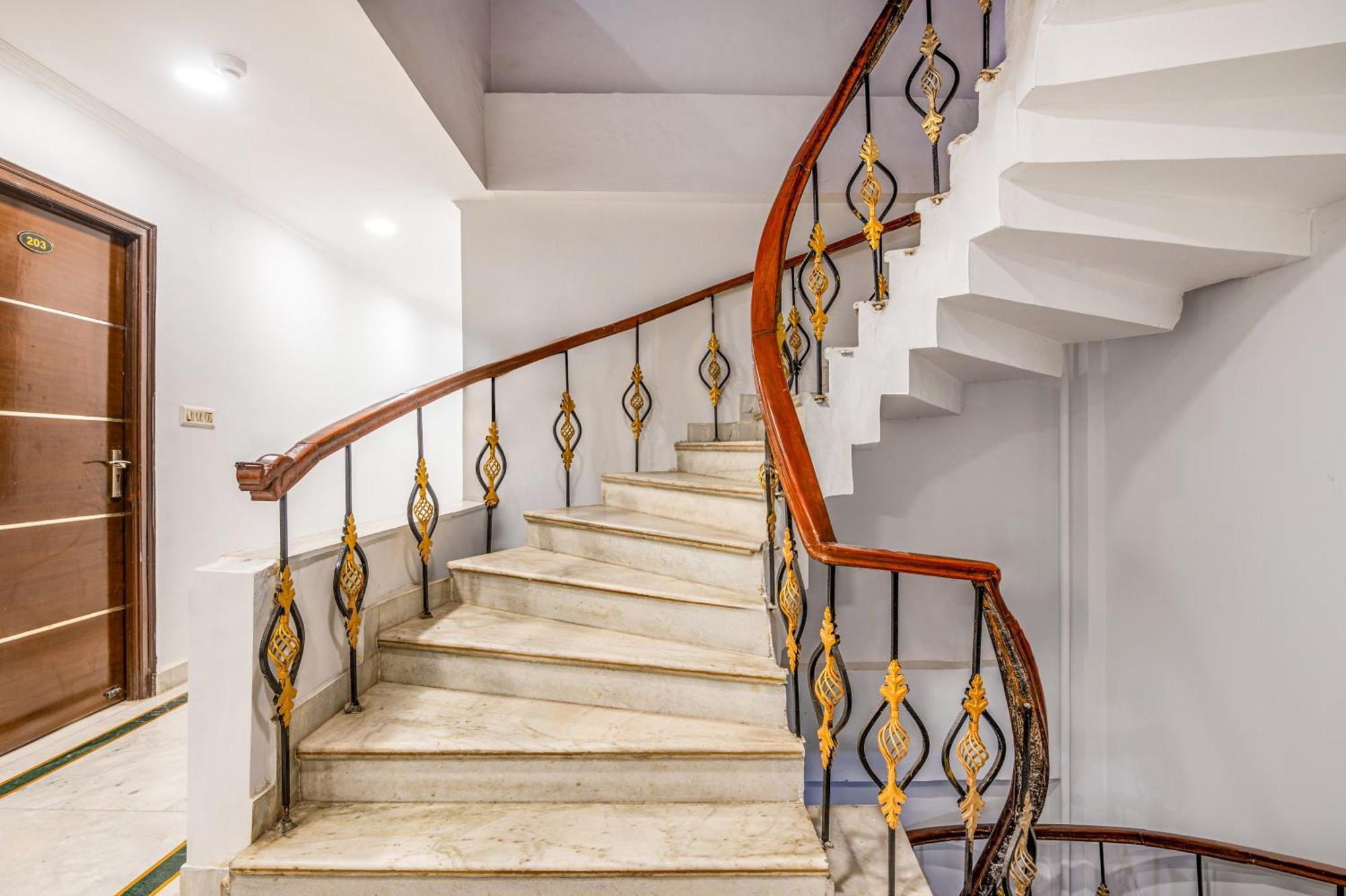 Hotel Nice Palace Делхи Екстериор снимка