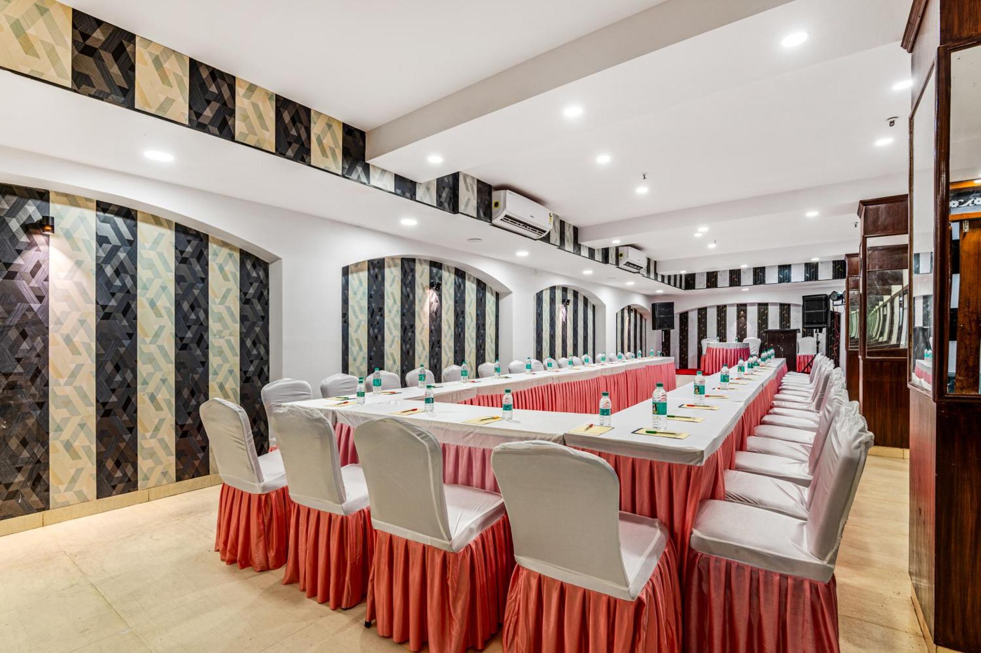 Hotel Nice Palace Делхи Екстериор снимка