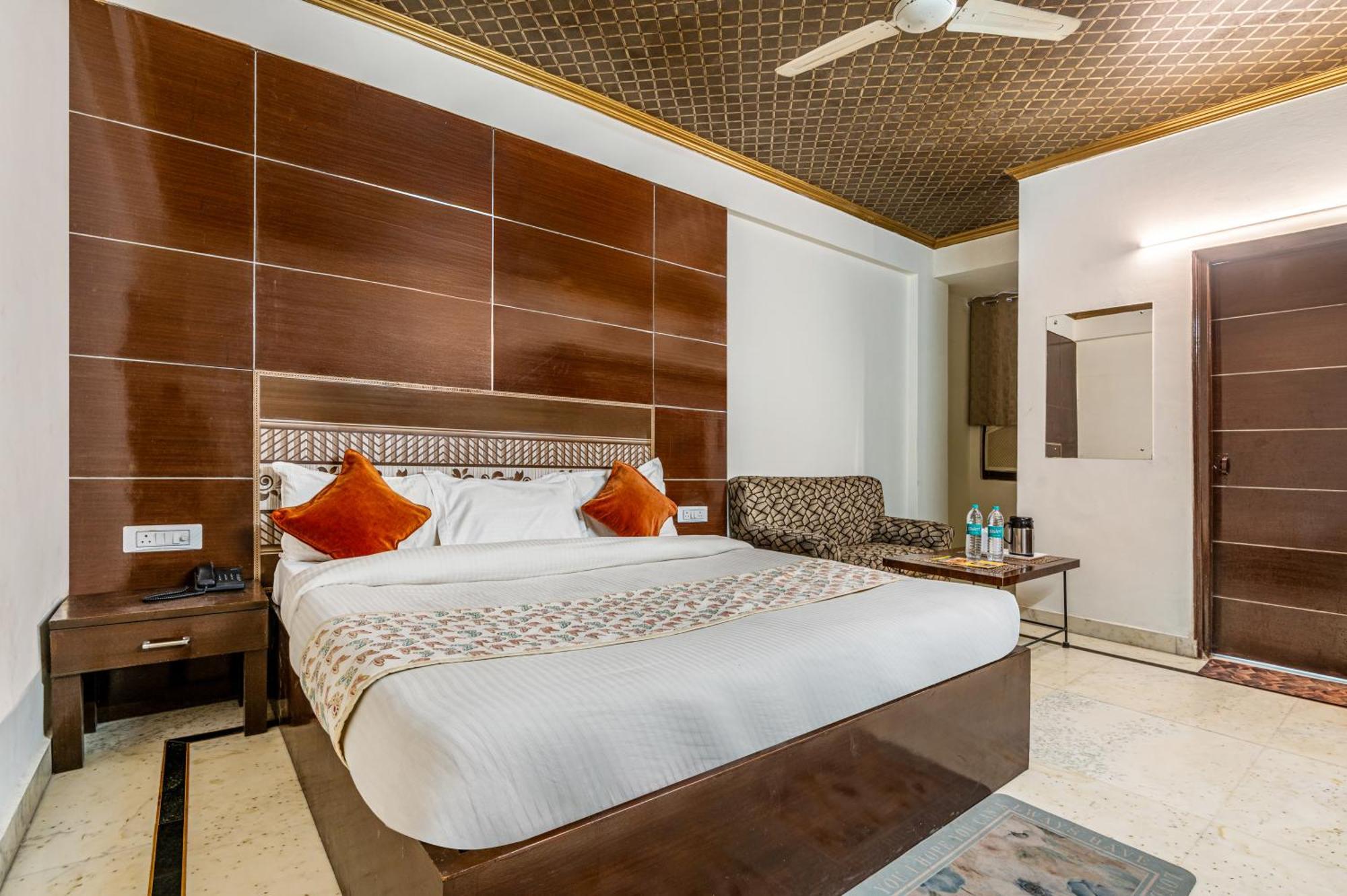 Hotel Nice Palace Делхи Екстериор снимка