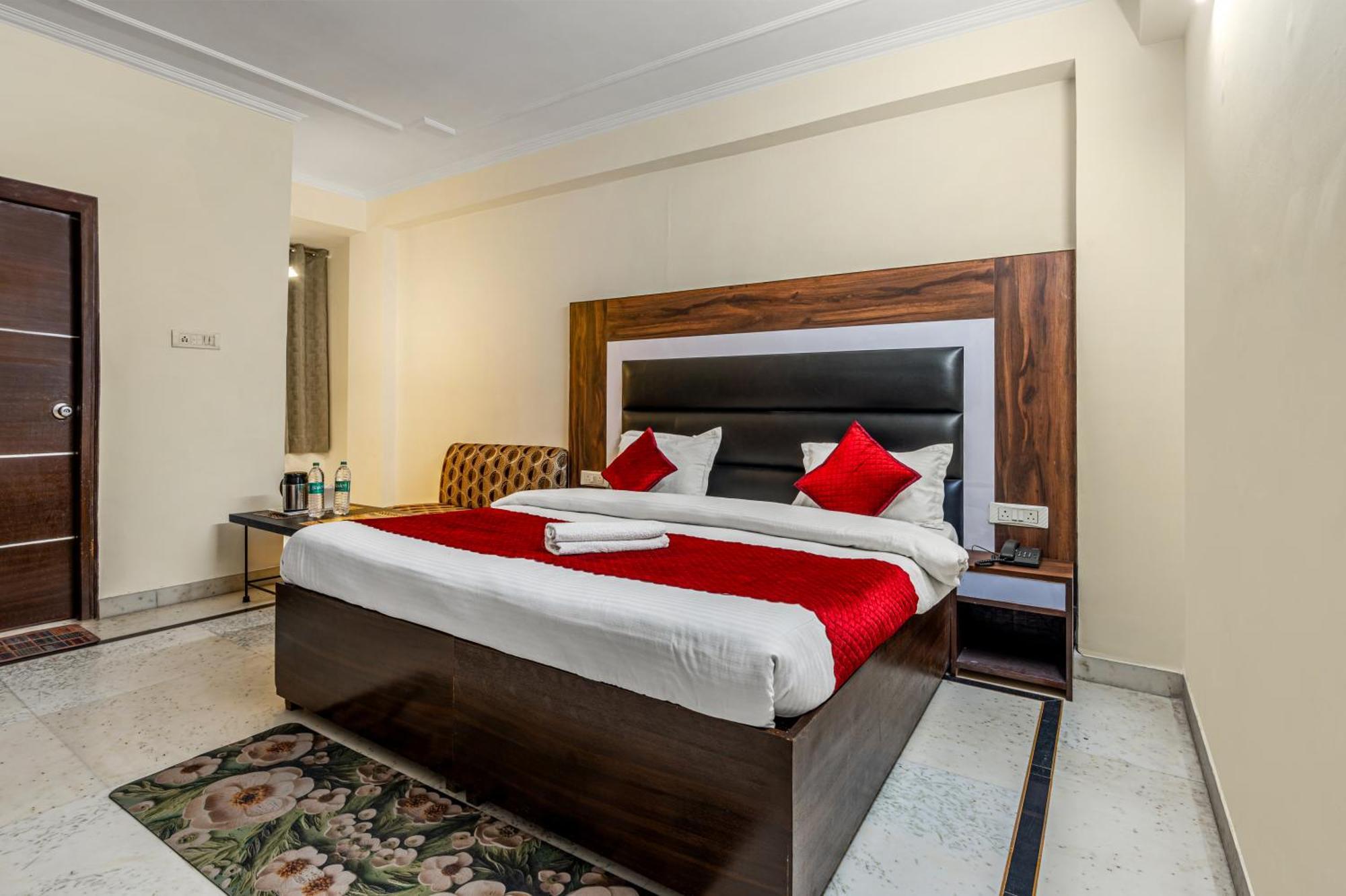 Hotel Nice Palace Делхи Екстериор снимка