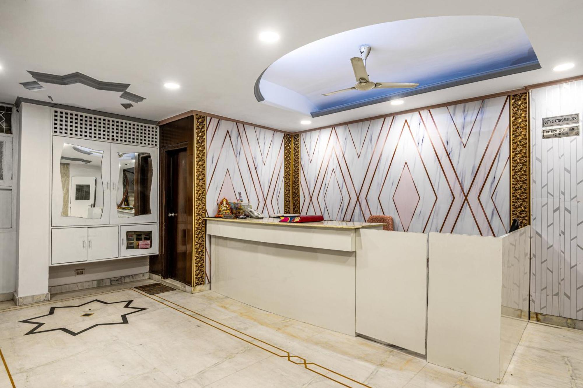 Hotel Nice Palace Делхи Екстериор снимка
