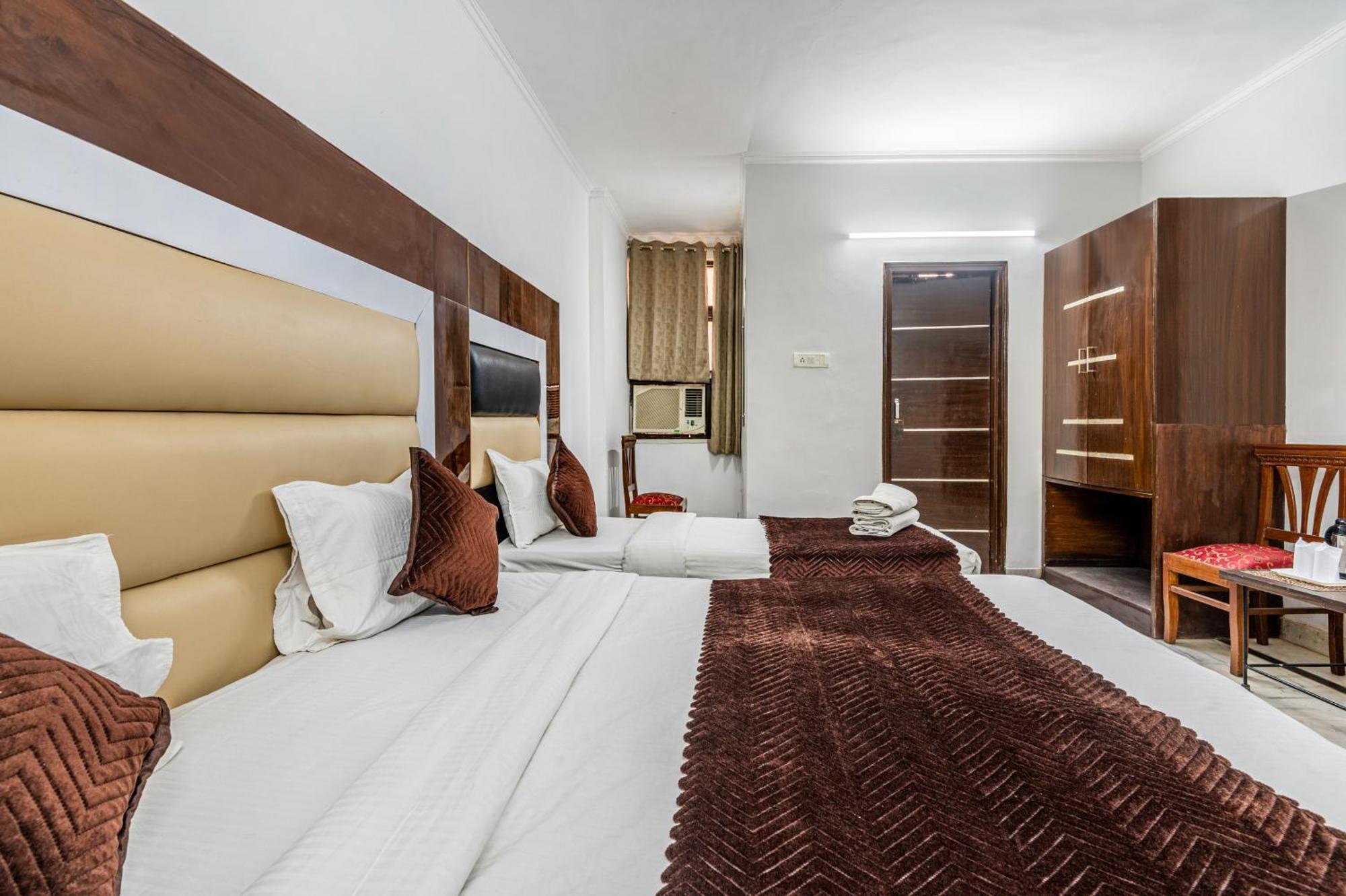 Hotel Nice Palace Делхи Екстериор снимка