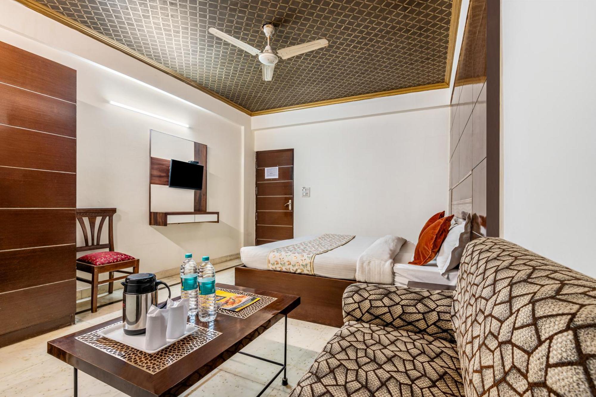 Hotel Nice Palace Делхи Екстериор снимка