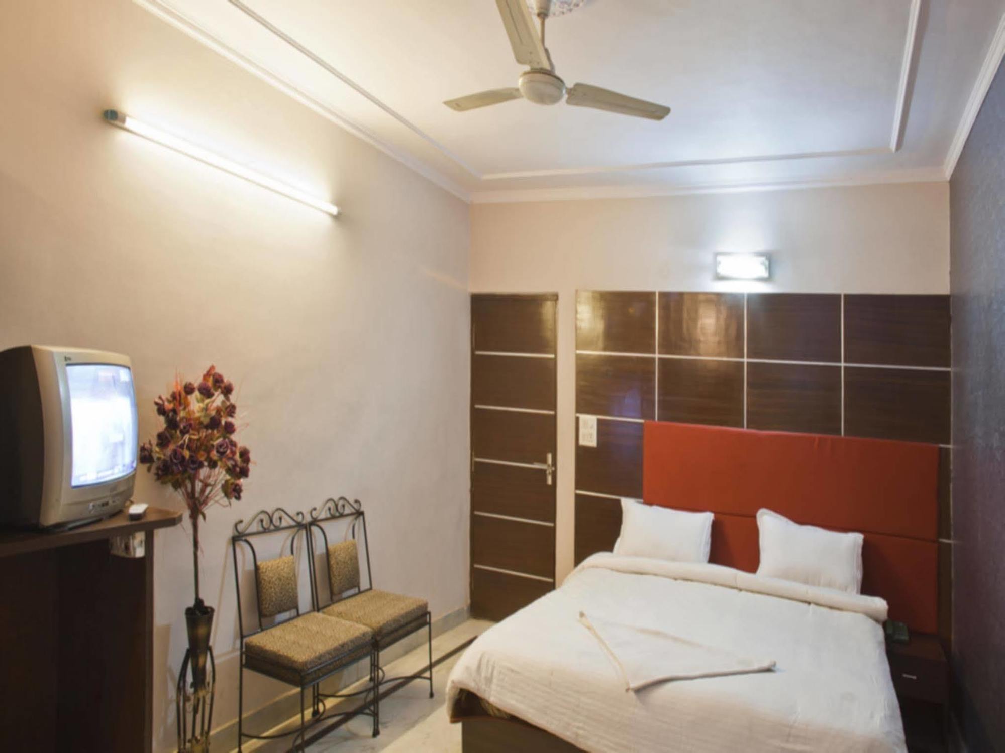 Hotel Nice Palace Делхи Екстериор снимка